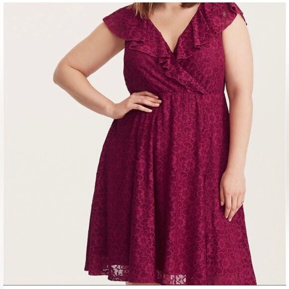 Torrid Lace Flutter Sleeve Skater Midi Dress Size 00 - Picture 1 of 9
